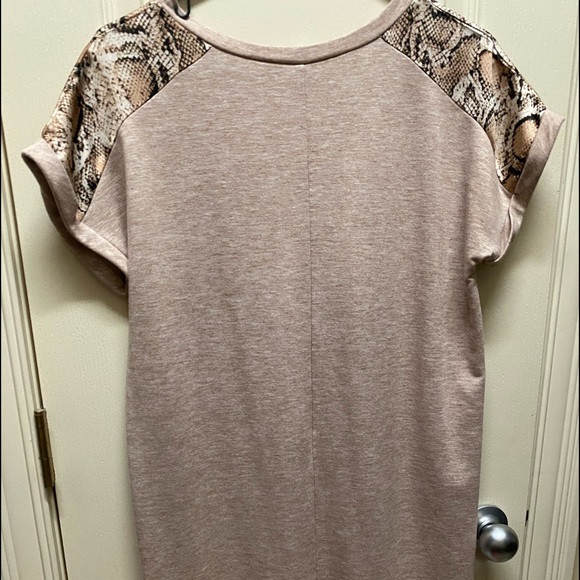 Above the knee dress with detailed sleeves - Picture 2 of 4